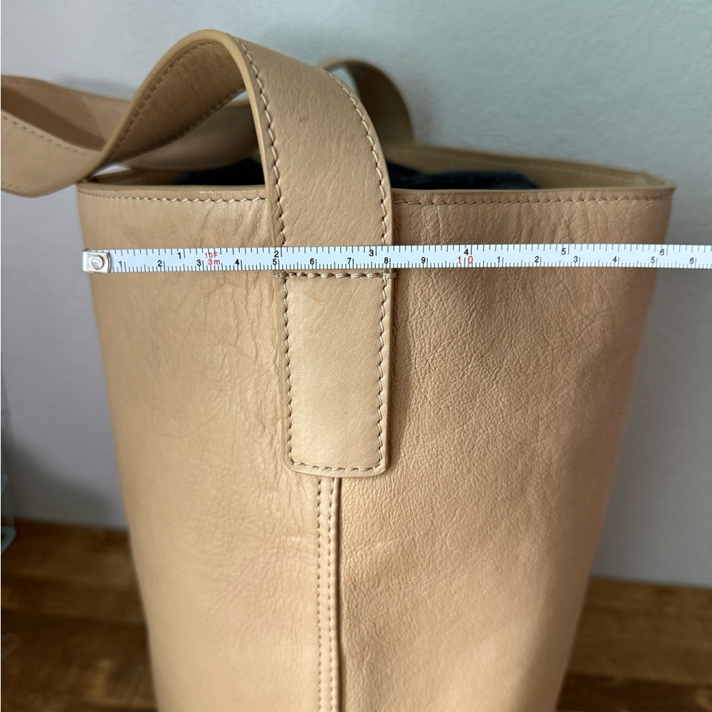 Margot New York Kaye Bucket Bag Beige Leather Tote NWT - Picture 15 of 17